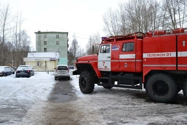 В Северодвинске из-за газовой плиты возник пожар в жилом доме, потребовалась эвакуация жильцов