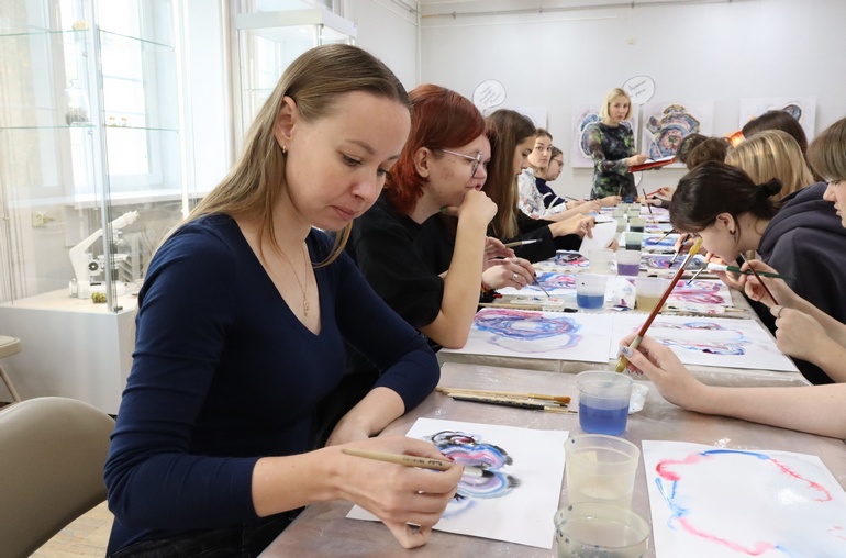 В музее Северодвинска в рамках выставки «Грибы говорят» прошёл мастер-класс по интуитивному рисованию